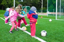 Kleinkinder spielen Fußball